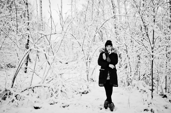 美丽的黑发女孩在冬天温暖的衣服。冬天的模型 — 图库照片