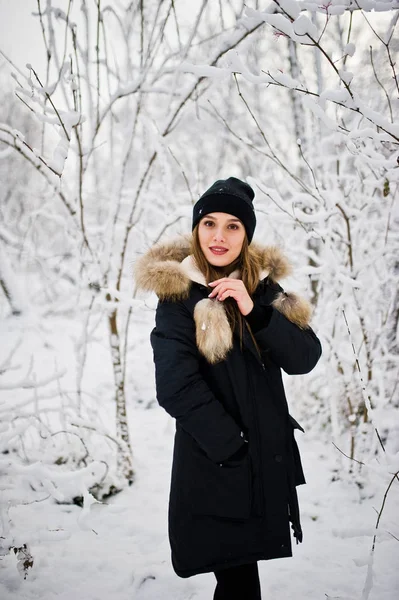 Piękna brunetka dziewczyna w zimie ciepłą odzież. Modelu na zimowe — Zdjęcie stockowe