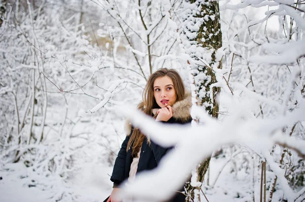 Hermosa chica morena en ropa abrigada de invierno. Modelo en invierno — Foto de Stock