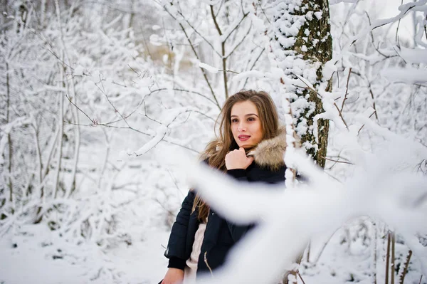 Gadis cantik berambut cokelat dengan pakaian hangat musim dingin. Model pada musim dingin — Stok Foto