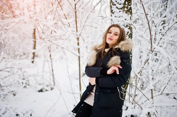 Menina morena bonita em roupas quentes de inverno. Modelo no inverno — Fotografia de Stock