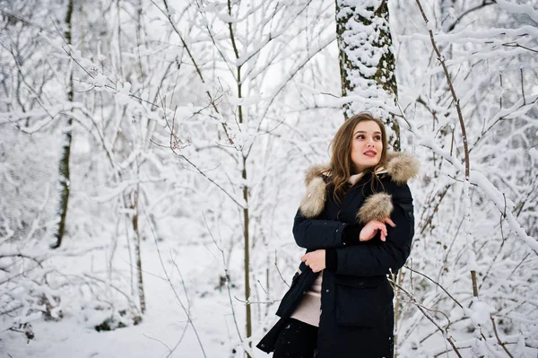 Mooie brunette meisje in de winter warme kleding. Model op de winter — Stockfoto