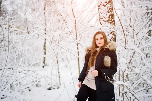 Bella ragazza bruna in inverno vestiti caldi. Modello in inverno — Foto Stock