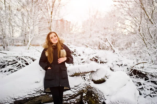 Krásná brunetka v zimě teplé oblečení. Model na zimu — Stock fotografie