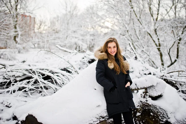 Krásná brunetka v zimě teplé oblečení. Model na zimu — Stock fotografie