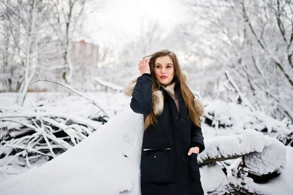 Menina morena bonita em roupas quentes de inverno. Modelo no inverno — Fotografia de Stock