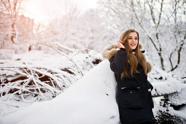 Gyönyörű barna lány a téli meleg ruházat. A téli modell — Stock Fotó