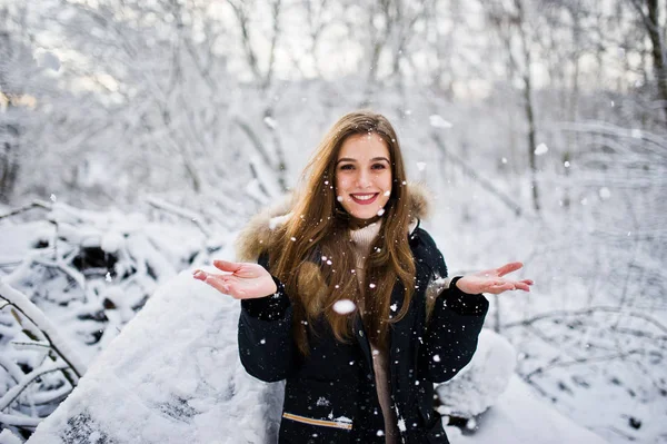 Menina morena bonita em roupas quentes de inverno. Modelo no inverno — Fotografia de Stock