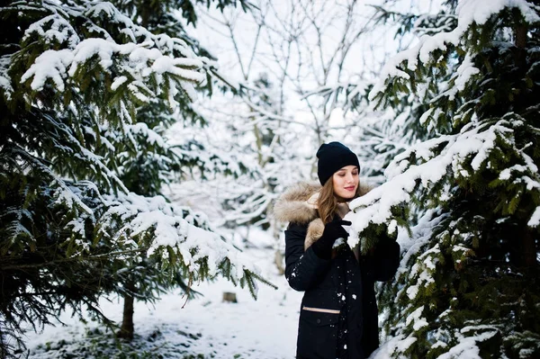 Mooie brunette meisje in de winter warme kleding. Model op de winter — Stockfoto