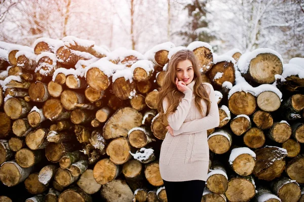 Menina morena bonita em roupas quentes de inverno. Modelo no inverno — Fotografia de Stock