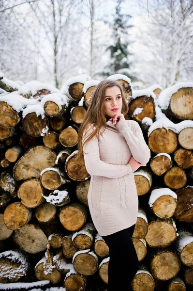 Hermosa chica morena en ropa abrigada de invierno. Modelo en invierno — Foto de Stock