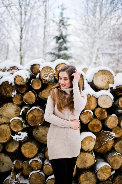 Schöne brünette Mädchen im Winter warme Kleidung. Vorbild im Winter — Stockfoto