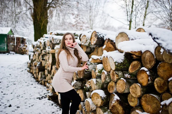 Menina morena bonita em roupas quentes de inverno. Modelo no inverno — Fotografia de Stock