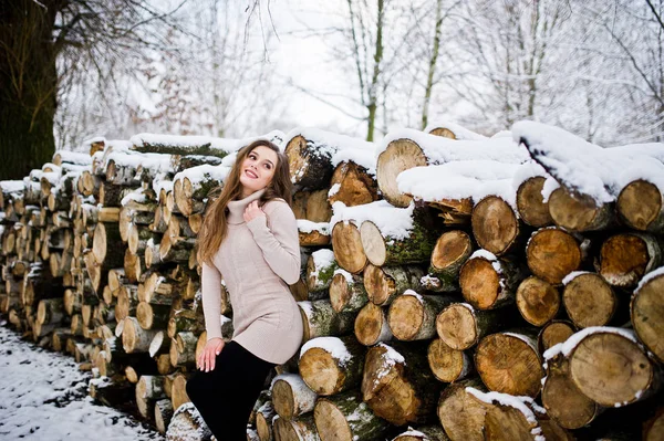 Hermosa chica morena en ropa abrigada de invierno. Modelo en invierno —  Fotos de Stock