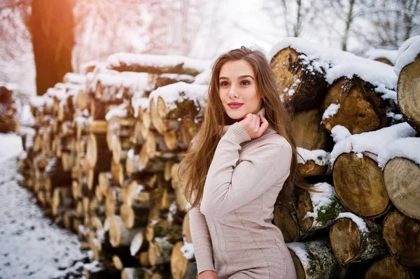 Schöne brünette Mädchen im Winter warme Kleidung. Vorbild im Winter — Stockfoto