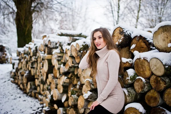 冬暖かい服装で美しいブルネットの少女。冬をモデルします。 — ストック写真