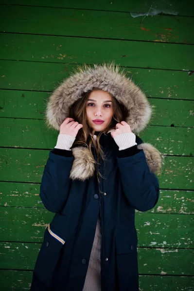 Menina morena bonita em roupas quentes de inverno. Modelo no inverno — Fotografia de Stock