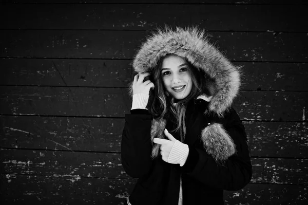Hermosa chica morena en ropa abrigada de invierno. Modelo en invierno —  Fotos de Stock