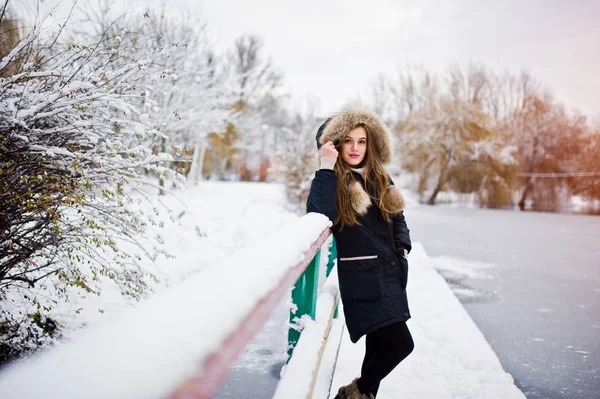 Menina morena bonita em roupas quentes de inverno. Modelo no inverno — Fotografia de Stock