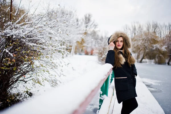 Красивая брюнетка в теплой зимней одежде. Модель зимы — стоковое фото
