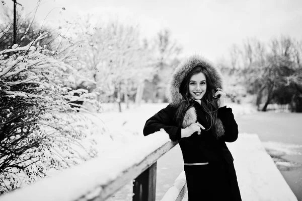 Hermosa chica morena en ropa abrigada de invierno. Modelo en invierno —  Fotos de Stock