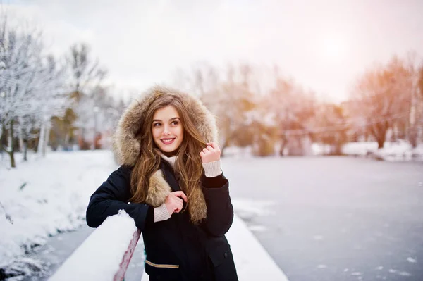 Gyönyörű barna lány a téli meleg ruházat. A téli modell — Stock Fotó