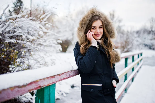 Menina morena bonita em roupas quentes de inverno. Modelo no inverno — Fotografia de Stock