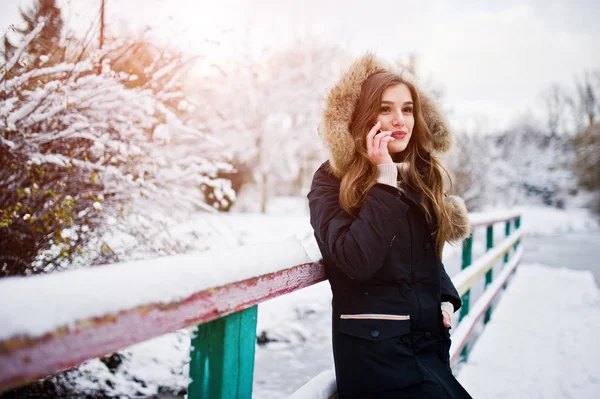 Vacker brunett flicka i varma vinterkläder. Modell på vintern — Stockfoto