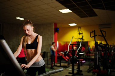 Spor fitness kız spor salonunda egzersizleri yapıyor.