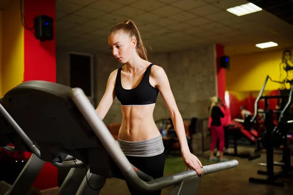 Спортивная девушка делает упражнения в тренажерном зале . — стоковое фото