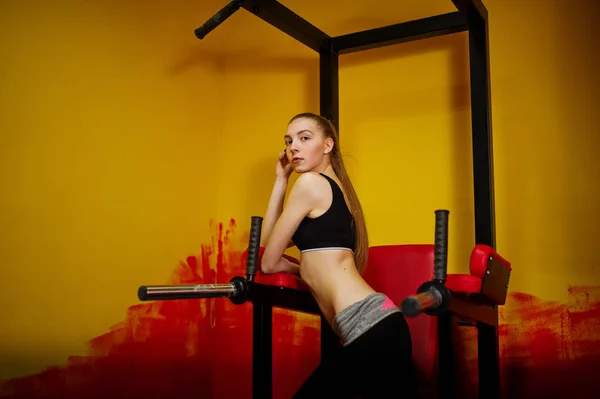 Deporte chica fitness haciendo ejercicios en el gimnasio . — Foto de Stock