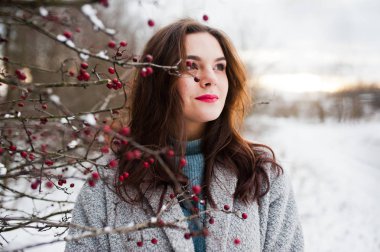 Dalları yakınındaki gri paltolu nazik kız portresi kapatın 