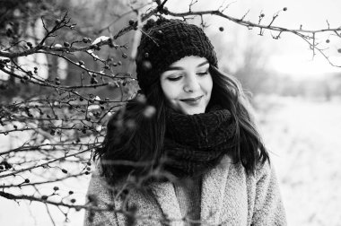 Gri ceket, kırmızı şapka ve atkı th yakınındaki nazik kız portresi