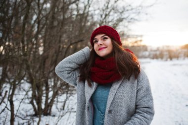 Gri ceket, kırmızı şapka ve atkı th yakınındaki nazik kız portresi