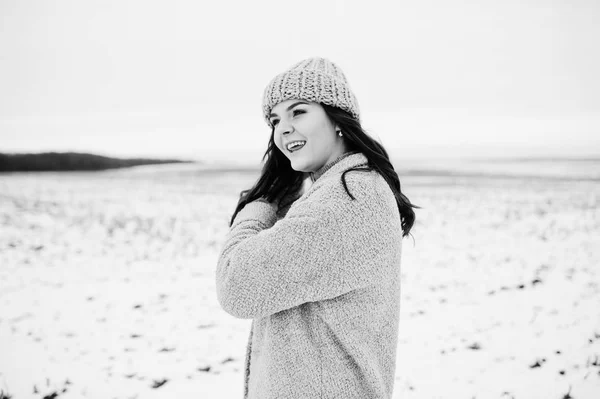 Menina gentil em casaco cinza e chapéu contra a paisagem de neve . — Fotografia de Stock
