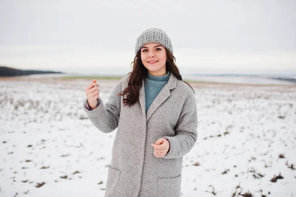 Девочка в пальто и шляпе на фоне снежного пейзажа . — стоковое фото