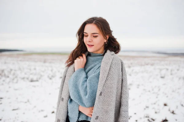 Menina gentil em casaco cinza contra a paisagem de neve . — Fotografia de Stock