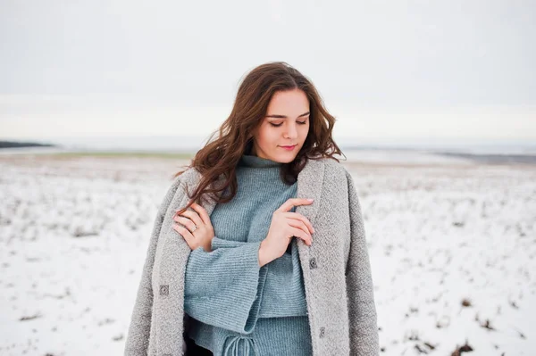 Delikatny dziewczynka w szary płaszcz przeciwko krajobraz snow. — Zdjęcie stockowe