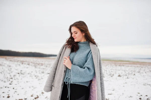 Chica suave en abrigo gris contra el paisaje de nieve . — Foto de Stock
