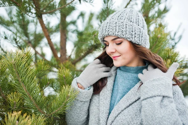 Ritratto di ragazza gentile in cappotto grigio e cappello contro capodanno tr — Foto Stock