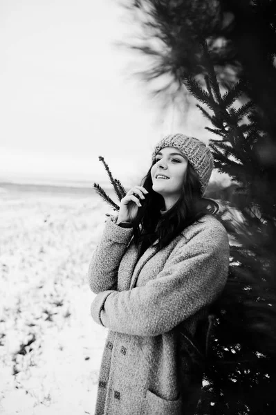 Portrait de fille douce en manteau gris et chapeau contre le nouvel an tr — Photo