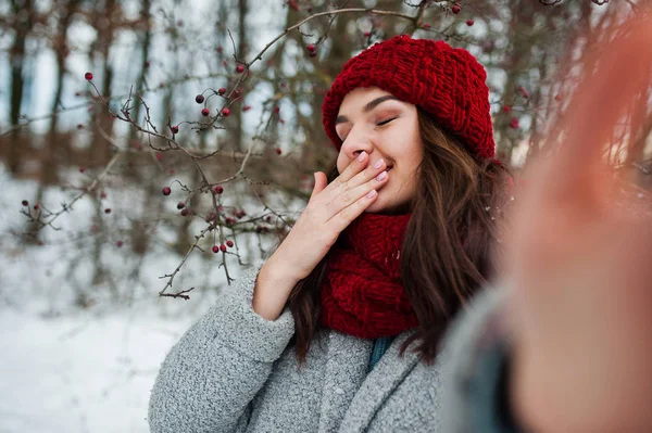 Ritratto di ragazza gentile in cappotto grigio, cappello rosso e sciarpa vicino a th — Foto Stock