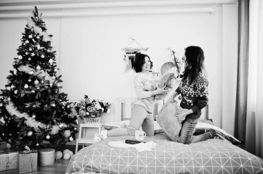 İki kız yatakta roo adlı eğleniyor kış kazak giymek