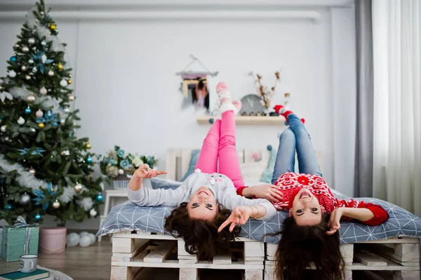두 여자 겨울 스웨터 roo에 침대에 재미에 착용 — 스톡 사진