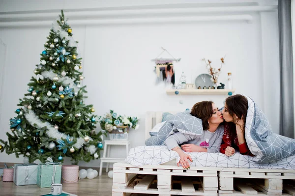 İki kız yatakta roo adlı eğleniyor kış kazak giymek — Stok fotoğraf