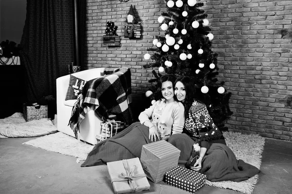 Deux copines portent des pulls d'hiver assis à la chambre avec chr — Photo
