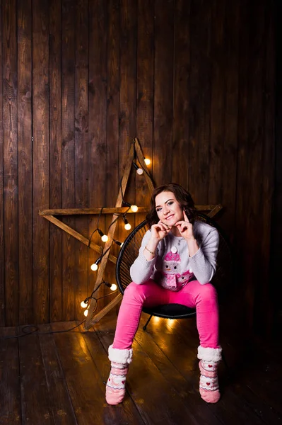 Fille posée contre étoile de lumière au studio avec fond en bois . — Photo