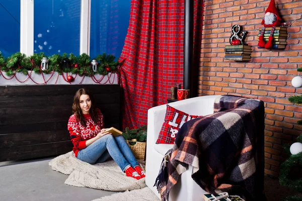 Ragazza indossare maglioni invernali in camera con decorazioni natalizie . — Foto Stock