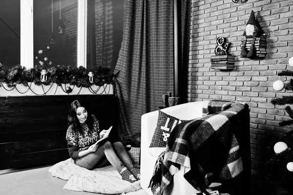 Kız Giyim Kış kazak chrismas süslemeleri ile odasında üzerinde. — Stok fotoğraf