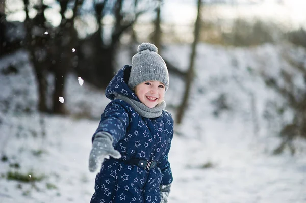 Petite fille mignonne s'amuser à l'extérieur le jour de l'hiver . — Photo